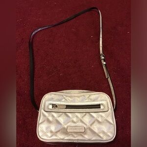 MARC BY MARC JACOBS SALLY SILVER METALLIC QUILTED CROSSBODY BAG GUC